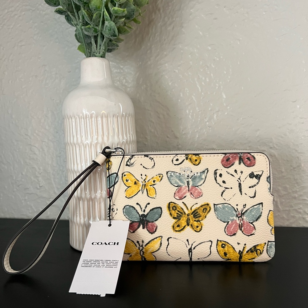 ✨NWT - Coach Limited Edition Corner Zip Wristlet with Butterfly Print✨ - Picture 2 of 8